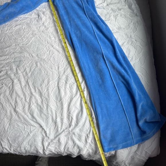 PrettyLittleThing Blue Velour Pants With Slit and Seam Detail - Picture 4 of 11